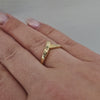 V formad 18k guld ring