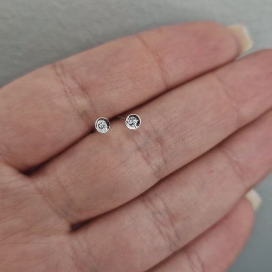 Vackra diamantörhängen 0,03ct