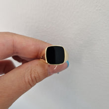  Klackring i 18k guld med svart onyx sten